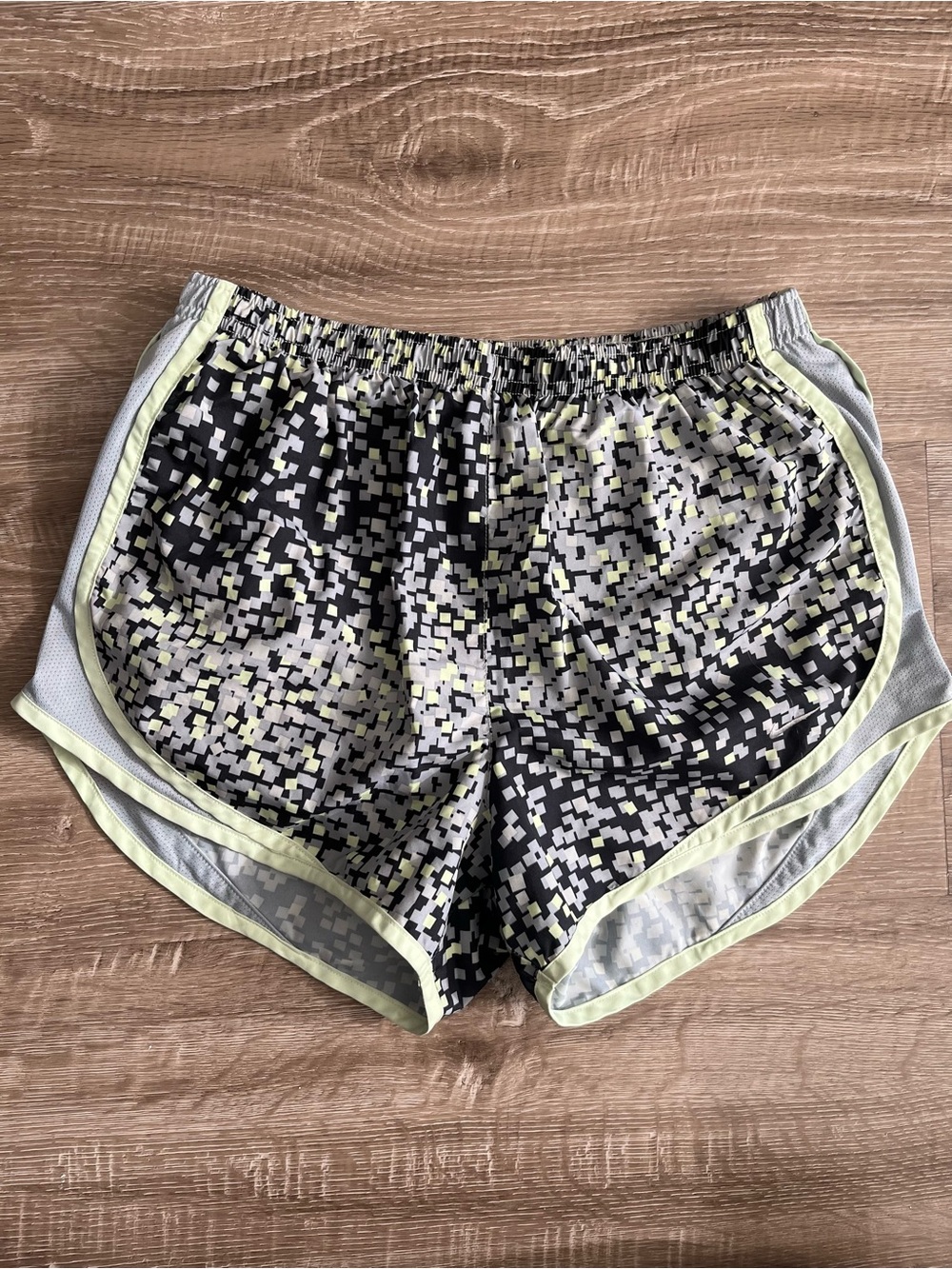 Nike Women’s Medium Tempo Running Shorts black grey green geometric print